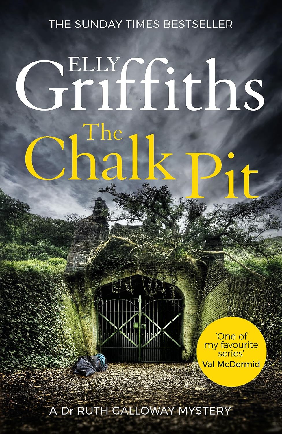 Chalk Pit: The Dr Ruth Galloway Mysteries 9